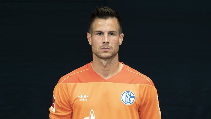 GELSENKIRCHEN, GERMANY - AUGUST 06: Michael Langer of FC Schalke 04 poses during the team presentation at Football Hall on August 06, 2020 in Gelsenkirchen, Germany. (Photo by Christof Koepsel/Getty Images) GELSENKIRCHEN, GERMANY - AUGUST 06: Michael Langer of FC Schalke 04 poses during the team presentation at Football Hall on August 06, 2020 in Gelsenkirchen, Germany. (Photo by Christof Koepsel/Getty Images)