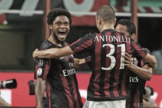 Luiz Adriano festeggiato dai compagni, fonte foto acmilan.com Luiz Adriano festeggiato dai compagni, fonte foto acmilan.com