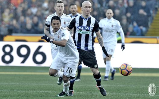  Carlos Bacca ed Emil Hallfredsson durante Udinese-Milan (credits: acmilan.com) 
