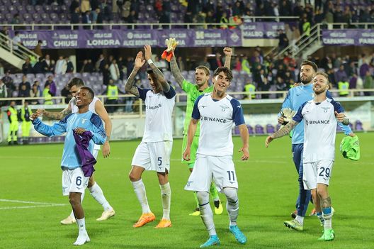 FLORENCE, ITALY - OCTOBER 10: Marcos Antônio Calcio Silva Santos of SS Lazio , Matias Vecino Falero of SS Lazio , Matteo Cancellieri of SS Lazio and Manuel Lazzari of SS Lazio greet the fans after during the Serie A match between ACF Fiorentina and SS Lazio at Stadio Artemio Franchi on October 10, 2022 in Florence, Italy. (Photo by Gabriele Maltinti/Getty Images) Lazio, ufficializzate due cessioni prima della Fiorentina- immagine 2