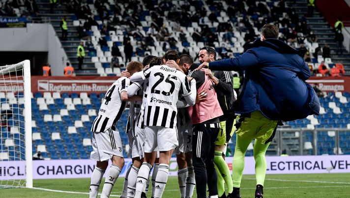 REGGIO NELL'EMILIA, ITALY - MAY 19: Federico Chiesa of Juventus celebrates with teammates after scoring his team's second goal during the TIMVISION Cup Final between Atalanta BC and Juventus at Mapei Stadium on May 19, 2021 in Reggio nell'Emilia, Italy. (Photo by Daniele Badolato - Juventus FC/Juventus FC via Getty Images) REGGIO NELL'EMILIA, ITALY - MAY 19: Federico Chiesa of Juventus celebrates with teammates after scoring his team's second goal during the TIMVISION Cup Final between Atalanta BC and Juventus at Mapei Stadium on May 19, 2021 in Reggio nell'Emilia, Italy. (Photo by Daniele Badolato - Juventus FC/Juventus FC via Getty Images)