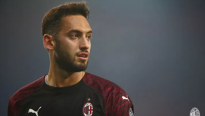 Hakan Çalhanoglu, fantasista del Milan (credits: acmilan.com)