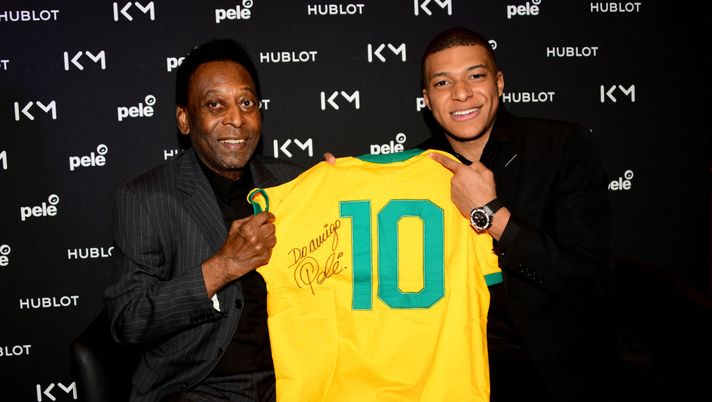 PARIS, FRANCE - APRIL 02: (l-R) Edson Arantes do Nascimento a.k.a. Pele and Kylian Mbappe attend  the 'Hublot loves Football': Pele and Kylian Mbappe meeting at Hotel Lutetia on April 02, 2019 in Paris, France. (Photo by Anthony Ghnassia/Getty Images For Hublot) 