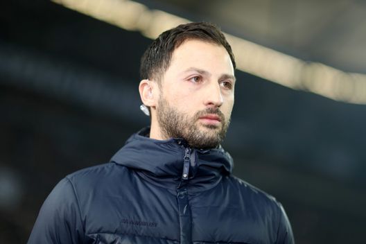 GELSENKIRCHEN, GERMANY - MARCH 03: Head coach Domenico Tedesco looks on prior to the Bundesliga match between FC Schalke 04 and Hertha BSC at Veltins-Arena on March 3, 2018 in Gelsenkirchen, Germany. (Photo by Christof Koepsel/Bongarts/Getty Images) Tedesco: “Vincere 2-0 a Bergamo non è facile, ci siamo riusciti e ne siamo contenti” - immagine 1