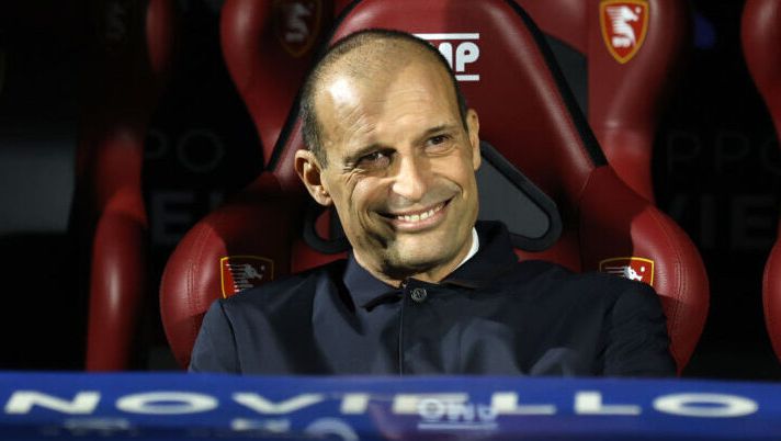 SALERNO, ITALY - JANUARY 07: Head coach Massimiliano Allegri of Juventus smiles before the Serie A TIM match between US Salernitana and Juventus at Stadio Arechi on January 07, 2024 in Salerno, Italy. (Photo by Francesco Pecoraro/Getty Images) Allegri: “Perché ho tolto Gatti e Kostic! Vlahovic da sfruttare, Var e l’Inter…” - immagine 1