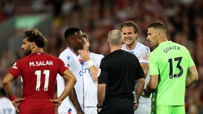 LIVERPOOL, ENGLAND - AUGUST 15: Joachim Andersen of Crystal Palace speaks with the referee after a challenge which resulted in a red card for Darwin Nunez (27) of Liverpool (out of picture) during the Premier League match between Liverpool FC and Crystal Palace at Anfield on August 15, 2022 in Liverpool, England. (Photo by Clive Brunskill/Getty Images) Joachim Andersen minacciato di morte dai tifosi del Liverpool - immagine 1