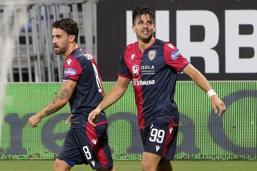  CAGLIARI, ITALY - SEPTEMBER 20: Giovanni Simeone of Cagliari celebrates after scoring goal 1-0 during the Serie A match between Cagliari Calcio and Genoa CFC at Sardegna Arena on September 20, 2019 in Cagliari, Italy. (Photo by Enrico Locci/Getty Images) 