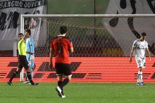 SANTOS, BRAZIL - AUGUST 12: Referee Leodán González shows red card to Kaiky (R) of Santos during a quarter final first leg match between Santos and Libertad as part Copa CONMEBOL Sudamericana 2021 at Vila Belmiro Stadium on August 12, 2021 in Santos, Brazil. (Photo by Carla Carniel - Pool/Getty Images) SANTOS, BRAZIL - AUGUST 12: Referee Leodán González shows red card to Kaiky (R) of Santos during a quarter final first leg match between Santos and Libertad as part Copa CONMEBOL Sudamericana 2021 at Vila Belmiro Stadium on August 12, 2021 in Santos, Brazil. (Photo by Carla Carniel - Pool/Getty Images)