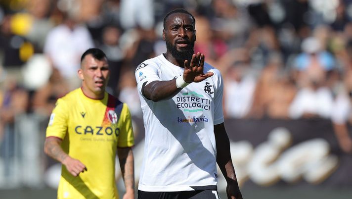 LA SPEZIA, ITALY - SEPTEMBER 04: M'bala Nzola of Spezia Calcio gestures during the Serie A match between Spezia Calcio and Bologna FC at Stadio Alberto Picco on September 4, 2022 in La Spezia, Italy. (Photo by Gabriele Maltinti/Getty Images) Spezia, Nzola a parte alla ripresa: dal campo questo segnale verso la Juve - immagine 1