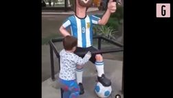 VIDEO / Che dolce! Il nipote di Batistuta parla con la statua del nonno