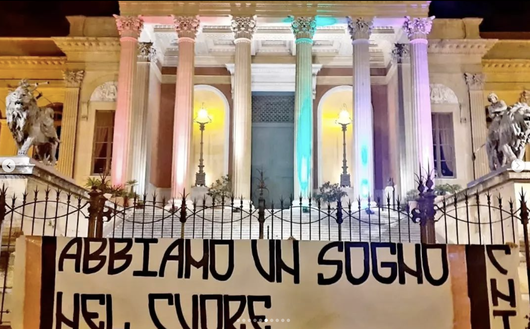 Palermo, striscioni nei luoghi simbolo della città: “Abbiamo un sogno nel cuore…” palermo