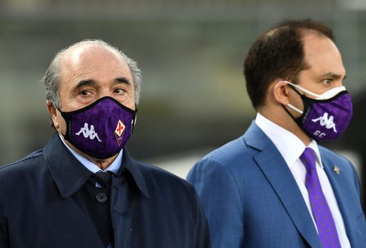 VERONA, ITALY - APRIL 20: ACF Fiorentina president Rocco Commisso is seen with his son Joseph Commisso wearing a facemask during the Serie A match between Hellas Verona FC and ACF Fiorentina at Stadio Marcantonio Bentegodi on April 20, 2021 in Verona, Italy. Sporting stadiums around Italy remain under strict restrictions due to the Coronavirus Pandemic as Government social distancing laws prohibit fans inside venues resulting in games being played behind closed doors. (Photo by Alessandro Sabattini/Getty Images) VERONA, ITALY - APRIL 20: ACF Fiorentina president Rocco Commisso is seen with his son Joseph Commisso wearing a facemask during the Serie A match between Hellas Verona FC and ACF Fiorentina at Stadio Marcantonio Bentegodi on April 20, 2021 in Verona, Italy. Sporting stadiums around Italy remain under strict restrictions due to the Coronavirus Pandemic as Government social distancing laws prohibit fans inside venues resulting in games being played behind closed doors. (Photo by Alessandro Sabattini/Getty Images)