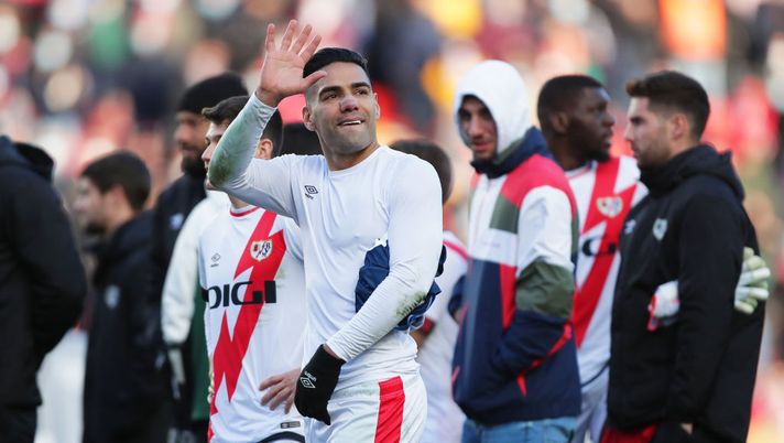 MADRID, SPAIN - DECEMBER 05: Radamel Falcao Garcia of Rayo Vallecano acknowledges the fans after their sides victory in the La Liga Santander match between Rayo Vallecano and RCD Espanyol at Campo de Futbol de Vallecas on December 05, 2021 in Madrid, Spain. (Photo by Gonzalo Arroyo Moreno/Getty Images) MADRID, SPAIN - DECEMBER 05: Radamel Falcao Garcia of Rayo Vallecano acknowledges the fans after their sides victory in the La Liga Santander match between Rayo Vallecano and RCD Espanyol at Campo de Futbol de Vallecas on December 05, 2021 in Madrid, Spain. (Photo by Gonzalo Arroyo Moreno/Getty Images)