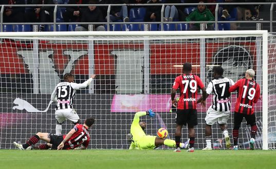 Destiny Udogie segna il gol di mano in Milan-Udinese 1-1 (Serie A 2021-2022) | News (Getty Images) Destiny Udogie Milan-Udinese 1-1 Serie A 2021-2022