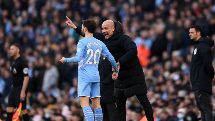 MANCHESTER, ENGLAND - MARCH 06: Bernardo Silva of Manchester City interacts with Pep Guardiola, Manager of Manchester City during the Premier League match between Manchester City and Manchester United at Etihad Stadium on March 06, 2022 in Manchester, England. (Photo by Laurence Griffiths/Getty Images) Il Manchester City si fa un regalo: la Pepcam del derby! - immagine 1