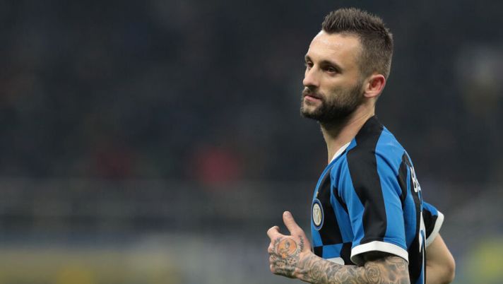 MILAN, ITALY - DECEMBER 06: Marcelo Brozovic of FC Internazionale looks on during the Serie A match between FC Internazionale and AS Roma at Stadio Giuseppe Meazza on December 6, 2019 in Milan, Italy. (Photo by Emilio Andreoli/Getty Images) Gazzetta: “Brozovic ora resta fuori, i tempi e cosa filtra dall’Inter”. E su Instagram scrive… - immagine 1