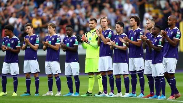  BRUSSELS, BELGIUM - AUGUST 09: Royal Sporting Club Anderlecht Head Coach / Player Manager, Vincent Kompany (R) leads his team in one minute applause prior to the Jupiler Pro League match between RSCA or Royal Sporting Club Anderlecht and KV Mechelen at Constant Vanden Stock Stadium on August 09, 2019 in Brussels, Belgium. (Photo by Dean Mouhtaropoulos/Getty Images) 