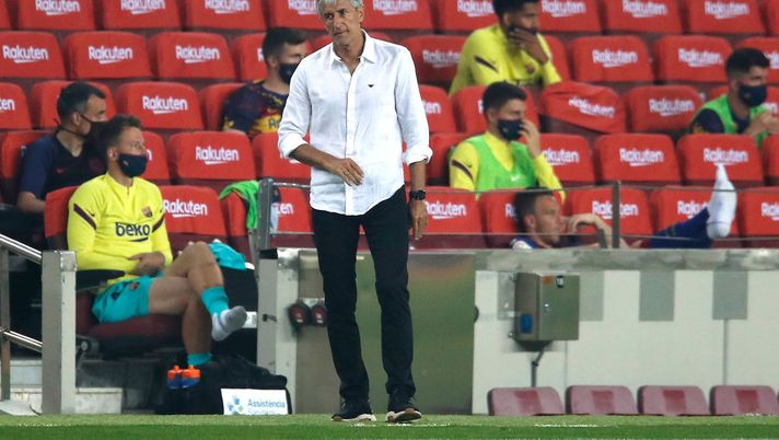 BARCELONA, SPAIN - JUNE 23: Quique Setien, Manager of Barcelona reacts during the Liga match between FC Barcelona and Athletic Club at Camp Nou on June 23, 2020 in Barcelona, Spain. Football Stadiums around Europe remain empty due to the Coronavirus Pandemic as Government social distancing laws prohibit fans inside venues resulting in all fixtures being played behind closed doors. (Photo by Eric Alonso/Getty Images) Villarreal, chi si rivede: panchina affidata a Setién - immagine 1