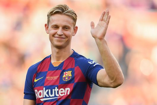 BARCELONA, SPAIN - AUGUST 04: Frankie de Jong of FC Barcelona waves to the crowd prior to the Joan Gamper trophy friendly match at Nou Camp on August 04, 2019 in Barcelona, Spain. (Photo by David Ramos/Getty Images) Barcellona, addio Frankie de Jong: Ten Hag lo vuole e… lo United paga - immagine 1
