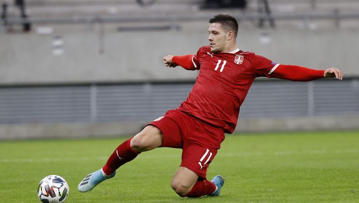 BUDAPEST, HUNGARY - NOVEMBER 15: Luka Jovic of Serbia tries to reach the ball during the UEFA Nations League group stage match between Hungary and Serbia at Puskas Arena on November 15, 2020 in Budapest, Hungary. Football Stadiums around Europe remain empty due to the Coronavirus Pandemic as Government social distancing laws prohibit fans inside venues resulting in fixtures being played behind closed doors. (Photo by Laszlo Szirtesi/Getty Images) BUDAPEST, HUNGARY - NOVEMBER 15: Luka Jovic of Serbia tries to reach the ball during the UEFA Nations League group stage match between Hungary and Serbia at Puskas Arena on November 15, 2020 in Budapest, Hungary. Football Stadiums around Europe remain empty due to the Coronavirus Pandemic as Government social distancing laws prohibit fans inside venues resulting in fixtures being played behind closed doors. (Photo by Laszlo Szirtesi/Getty Images)