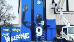 VIDEO Inter, i tifosi nerazzurri incoronano Lukaku: il murales per il bomber belga