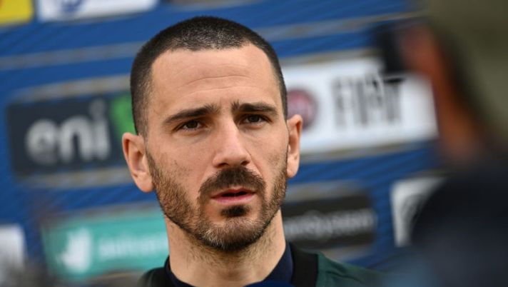 FLORENCE, ITALY - MARCH 28: Leonardo Bonucci of Italy speaks with the media during press conference at Centro Tecnico Federale di Coverciano on March 28, 2022 in Florence, Italy. (Photo by Claudio Villa/Getty Images) Bonucci: “Ingratitudine? Così per tutta la mia carriera! È senza cervello chi…” - immagine 1