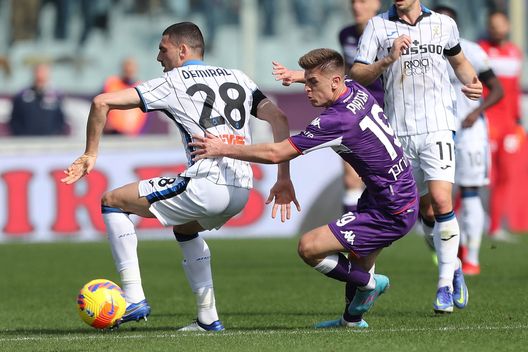FLORENCE, ITALY - FEBRUARY 20: Krzysztof Piatek of ACF Fiorentina battles for the ball with Merih Demiral of Atalanta BC during the Serie A match between ACF Fiorentina and Atalanta BC at Stadio Artemio Franchi on February 20, 2022 in Florence, Italy. (Photo by Gabriele Maltinti/Getty Images) La Juve punta due difensori viola: nell’affare potrebbe rientrare Demiral- immagine 2