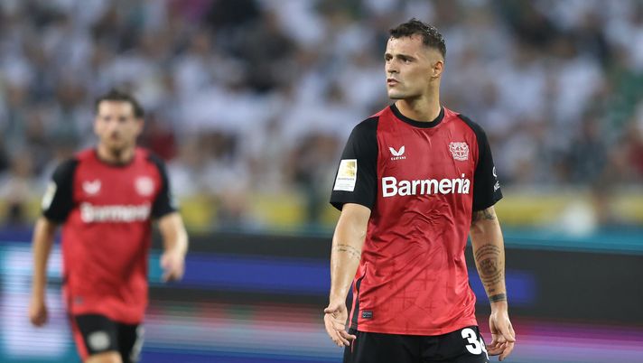 MOENCHENGLADBACH, GERMANY - AUGUST 23: Granit Xhaka of Leverkusen looks on during the Bundesliga match between Borussia Mönchengladbach and Bayer 04 Leverkusen at Borussia-Park on August 23, 2024 in Moenchengladbach, Germany. (Photo by Christof Koepsel/Getty Images) Granit Xhaka, giocatore del Bayer Leverkusen