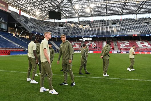 I giocatori del Milan ispezionano il terreno di gioco della 'Red Bull Arena' di Salisburgo alla vigilia del match della Champions League 2022-2023 | AC Milan News (Getty Images) AC Milan Champions League 2022-2023
