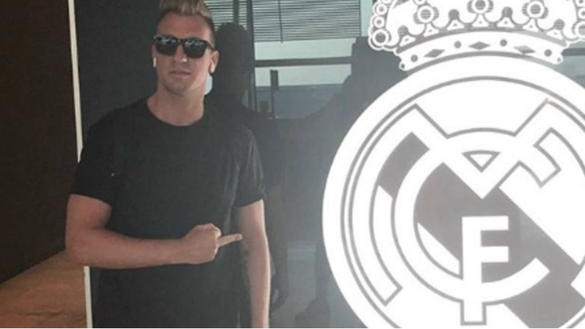 Curiosità: dito medio di Maxi Lopez a stemma Real Madrid, i tifosi di casa… Curiosità: dito medio di Maxi Lopez a stemma Real Madrid, i tifosi di casa…