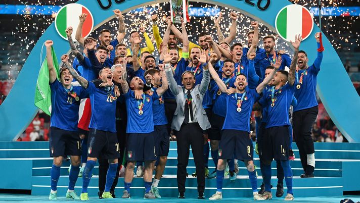 LONDON, ENGLAND - JULY 11: Giorgio Chiellini, Captain of Italy lifts The Henri Delaunay Trophy following his team's victory in the UEFA Euro 2020 Championship Final between Italy and England at Wembley Stadium on July 11, 2021 in London, England. (Photo by Michael Regan/UEFA via Getty Images) 