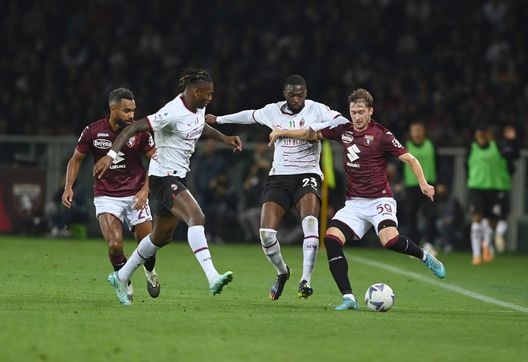 TURIN, ITALY - OCTOBER 30: Rafael Leao and Fikayo Tomori of AC Milan in action during the Serie A match between Torino FC and AC Milan at Stadio Olimpico di Torino on October 30, 2022 in Turin, Italy. (Photo by Claudio Villa/AC Milan via Getty Images) Triolo (PianetaMilan): “Contro le squadre di Juric il Milan soffre sempre”- immagine 3