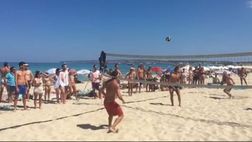 VIDEO / Vieri lancia la sfida ai suoi fans: a footvolley è lui contro tutti