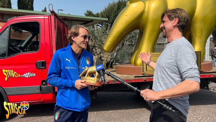 Mancini riceve il Tapiro d’oro: “Ci riproveremo al prossimo Mondiale” Mancini riceve il Tapiro d’oro: “Ci riproveremo al prossimo Mondiale” - immagine 1