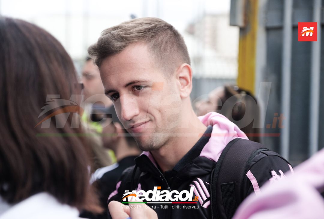 FOTO Cagliari-Palermo, i Rosanero in partenza dal “Renzo Barbera” (GALLERY) - immagine 6