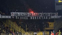 Quelli del Besiktas entrano nell’area del Galatasaray: e sono botte da derby…
