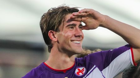 GERMOGLI PH: 31 OTTOBRE 2021 FIRENZE STADIO ARTEMIO FRANCHI SERIE A FIORENTINA VS SPEZIA NELLA FOTO SALUTO VLAHOVIC Vlahovic