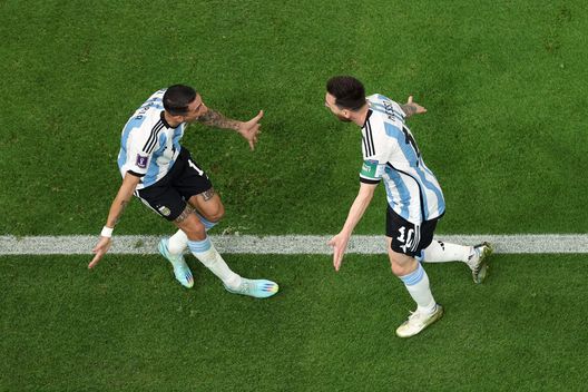 LUSAIL CITY, QATAR - NOVEMBER 26: Lionel Messi (R) of Argentina celebrates scoring their team's first goal with their teammate Angel Di Maria (L) during the FIFA World Cup Qatar 2022 Group C match between Argentina and Mexico at Lusail Stadium on November 26, 2022 in Lusail City, Qatar. (Photo by Richard Heathcote/Getty Images) La rivincita Di Maria: da escluso e deluso nel 2014 alla rivincita del 2022- immagine 2