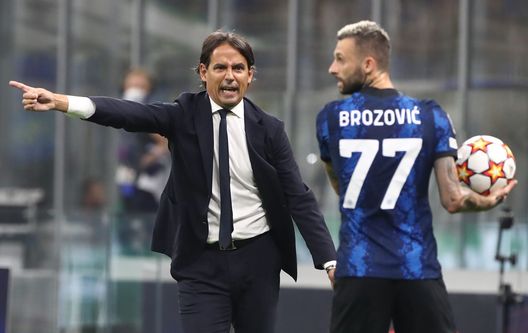 MILAN, ITALY - SEPTEMBER 15: FC Internazionale coach Simone Inzaghi shouts to his players during the UEFA Champions League group D match between Inter and Real Madrid at Giuseppe Meazza Stadium on September 15, 2021 in Milan, Italy. (Photo by Marco Luzzani/Getty Images) MILAN, ITALY - SEPTEMBER 15: FC Internazionale coach Simone Inzaghi shouts to his players during the UEFA Champions League group D match between Inter and Real Madrid at Giuseppe Meazza Stadium on September 15, 2021 in Milan, Italy. (Photo by Marco Luzzani/Getty Images)