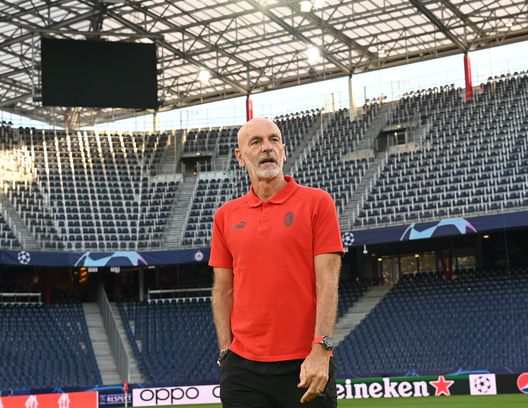 Stefano Pioli (allenatore AC Milan) qui durante l'ispezione del terreno di gioco della 'Red Bull Arena', teatro del match della Champions League 2022-2023 contro il Salisburgo | Milan News (Getty Images) Stefano Pioli AC Milan Salisburgo-Milan Champions League 2022-2023