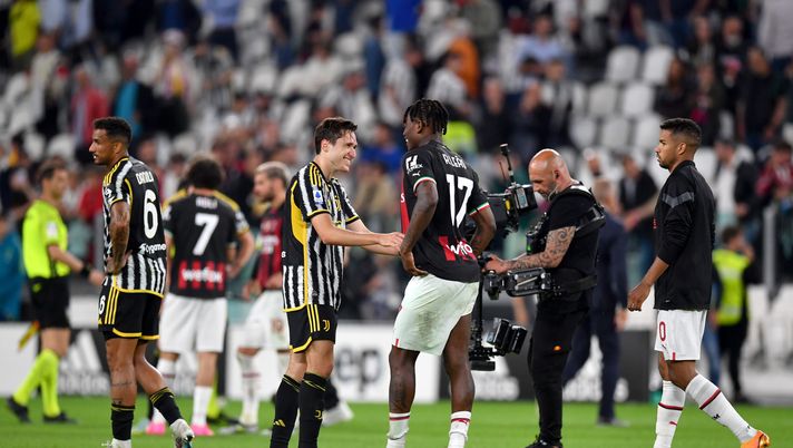 TURIN, ITALY - MAY 28: Federico Chiesa of Juventus and Rafael Leao of AC Milan talk following the Serie A match between Juventus and AC MIlan at Allianz Stadium on May 28, 2023 in Turin, Italy. (Photo by Valerio Pennicino/Getty Images) Fino alla fine - immagine 1