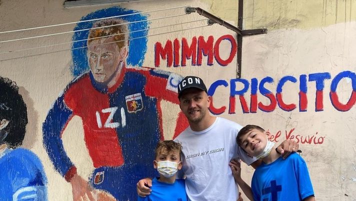 Napoli, Quartieri Spagnoli: Mimmo Criscito e figli davanti al murale “Figlio del Vesuvio” 