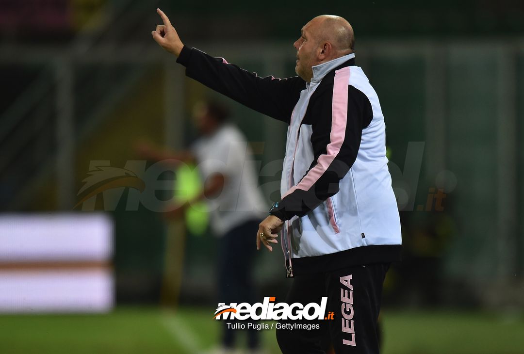  PALERMO, ITALY - AUGUST 05:  Head coach Bruno Tedino of Palermo issues instructions during the TIM Cup match between US Citta' di Palermo and Vicenza Calcio at Stadio Renzo Barbera on August 5, 2018 in Palermo, Italy.  (Photo by Tullio M. Puglia/Getty Images) 