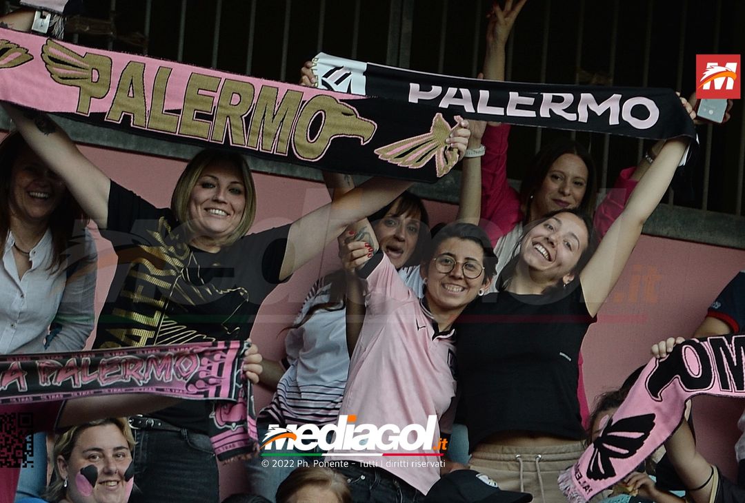 Fototifo, i tifosi allo stadio per Palermo-Feralpisaló 1-0 (gallery) - immagine 149