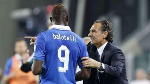 Balotelli e Prandelli (foto media.meltybuzz.it) Balotelli e Prandelli (foto media.meltybuzz.it)