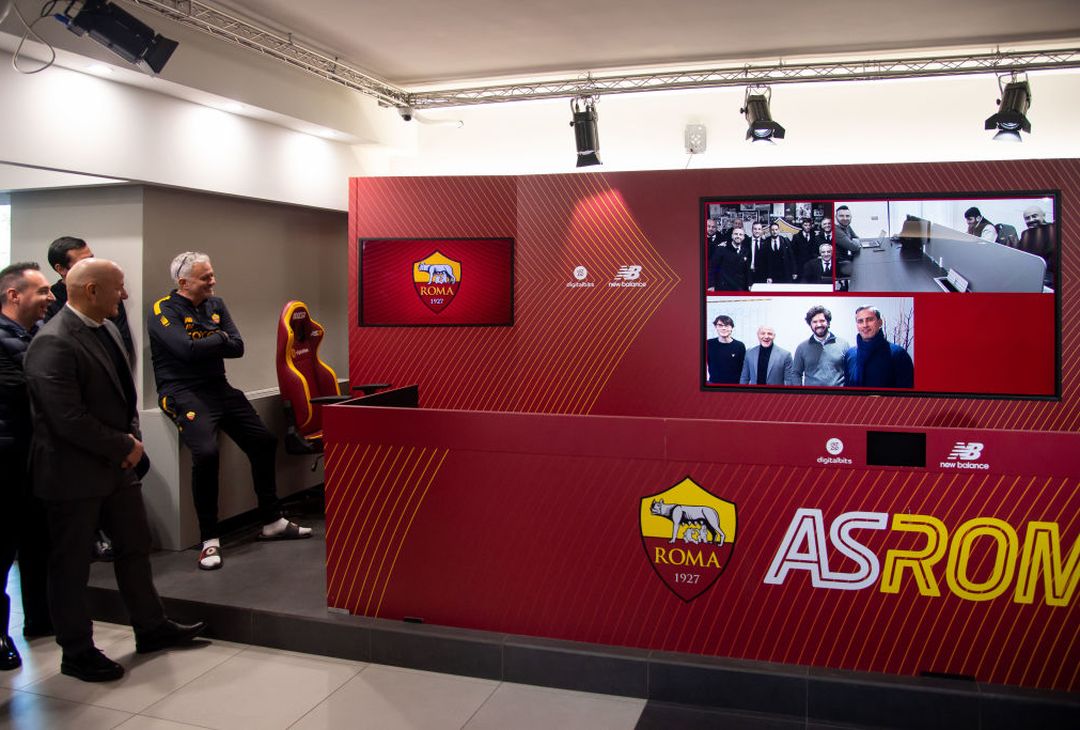 La torta e il video dei dipendenti: i 60 anni di Mourinho a Trigoria – FOTO GALLERY- immagine 1