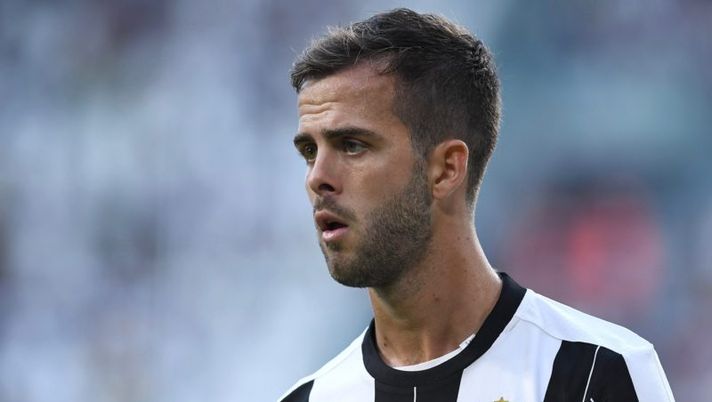 TURIN, ITALY - SEPTEMBER 10: Miralem Pjanic of Juventus FC looks on during the Serie A match between Juventus FC and US Sassuolo at Juventus Stadium on September 10, 2016 in Turin, Italy. (Photo by Valerio Pennicino/Getty Images) JUVE – Pjanic, è rebus ruolo! Allegri ha un’idea, ma attende due rientri… - immagine 1