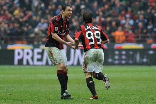  Antonio Cassano e Mark Van Bommel (GETTY Images) 