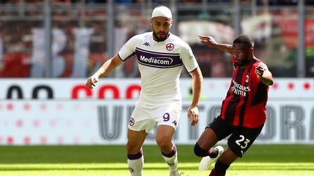 MILAN, ITALY - MAY 01: Arthur Cabral of Fiorentina is challenged by Fikayo Tomori of AC Milan during the Serie A match between AC Milan and ACF Fiorentina at Stadio Giuseppe Meazza on May 01, 2022 in Milan, Italy. (Photo by Marco Luzzani/Getty Images)