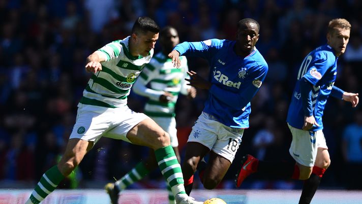 GLASGOW, SCOTLAND - MAY 12: Glen Kamara of Rangers is challenges Tom Rogic of Celtic during the Ladbrokes Scottish Premiership match between Rangers and Celtic at Ibrox Stadium on May 12, 2019 in Glasgow, Scotland. (Photo by Mark Runnacles/Getty Images) Derby di Glasgow rinviato di un mese: per quella data Celtic e Rangers prive di giocatori chiave - immagine 1